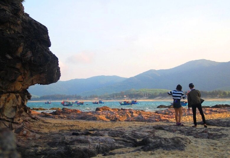 Tại bãi biển Lộ Diêu cũng có rất nhiều chỗ khác nhau để bạn chụp hình check-in, lưu giữ những kỷ niệm. Nổi bật với bãi biển trong xanh, những khối đá có hình dạng độc đáo, những tảng đá với lớp rêu xanh ấn tượng... 