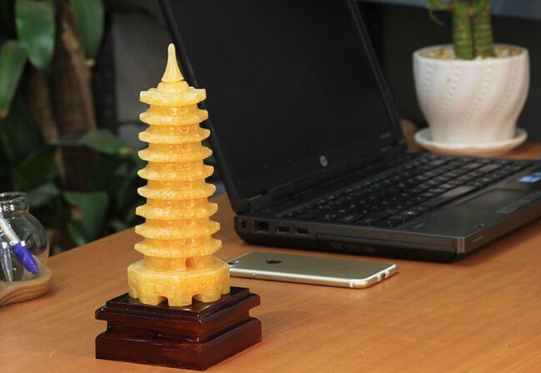 Nhìn chung, dù là đèn phong thủy hay tháp văn xương, cả hai đều mang chung ý nghĩa “soi sáng con đường”, tiếp thêm năng lượng tích cực và hỗ trợ mạnh mẽ cho sự phát triển lâu dài trong sự nghiệp.