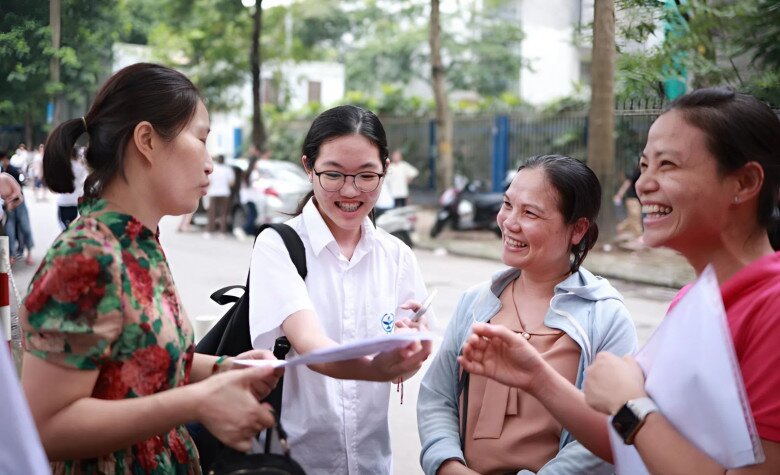 Ths Huân cho biết việc so sánh vốn dĩ không phải là hành vi giáo dục tích cực, càng trở nên phản tác dụng hơn hoặc nguy hại khi con trẻ ở tình trạng buồn đau, bế tắc. Các con cần được trải lòng, động viên và tiếp thêm năng lượng để vượt qua “cú sốc tinh thần” sau khi thi cử không đạt kỳ vọng.