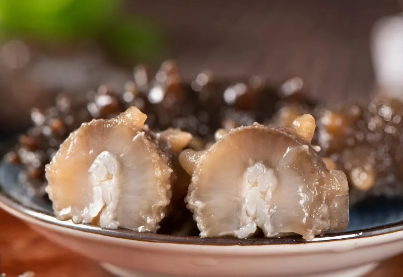 Top 1 là hải sâm, thực phẩm này xuất hiện nhiều các vùng biển ở Việt Nam. Đây là loài đặc sản mang giá trị dinh dưỡng cao khi chứa rất nhiều vitamin như B1, B2, B12, C…. cùng với đó là lượng nội tiết tố dồi dào như testosterone, progesterone.