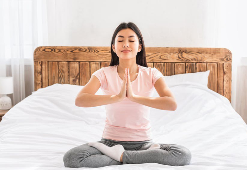 Đối với các vấn đề về giấc ngủ do căng thẳng, trước tiên người trẻ có thể tự điều chỉnh bản thân, chẳng hạn như hít thở sâu trước khi đi ngủ, thiền, tắt các thiết bị điện tử trước khi ngủ 30-60 phút.