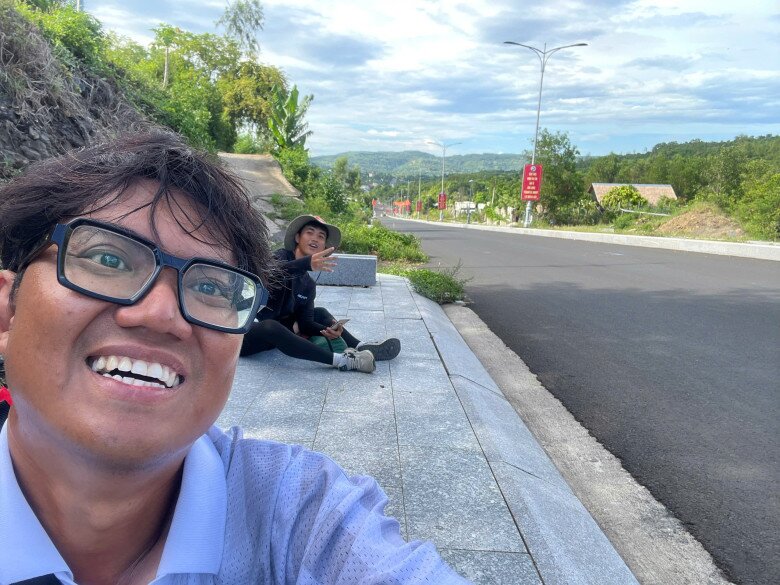 Anh Tú cho biết ban đầu dự định sẽ đi tàu hoặc máy bay để quay về TP.HCM. Thế nhưng, khi nhận được nhiều sự ủng hộ, giúp đỡ từ bà con dọc đường đi nên đã sẵn sàng cho chuyến đạp xe từ Bắc vào Nam.