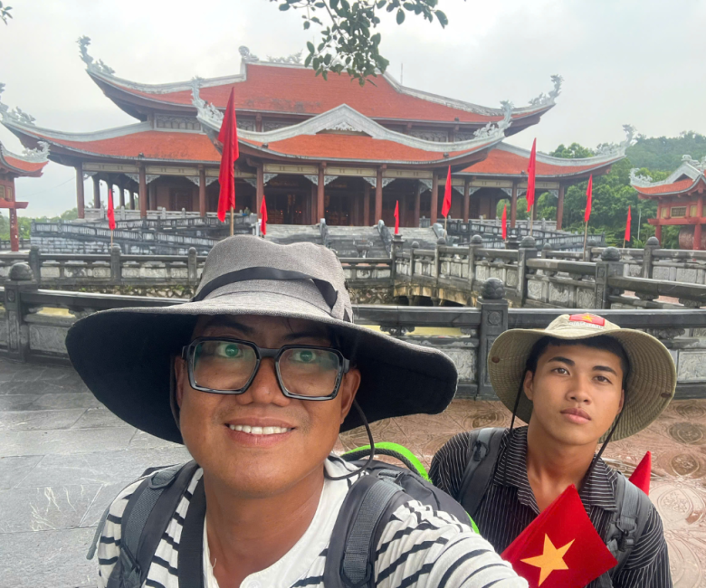 Thời gian đầu do mang nhiều hành lý và chưa quen được với nhịp độ của hành trình nên khá đuối sức. Song, dần dần anh Tú (trái) và anh Duy đỡ mỏi hơn, một số vật dụng cá nhân phải bỏ bớt để nhẹ hành lý. 