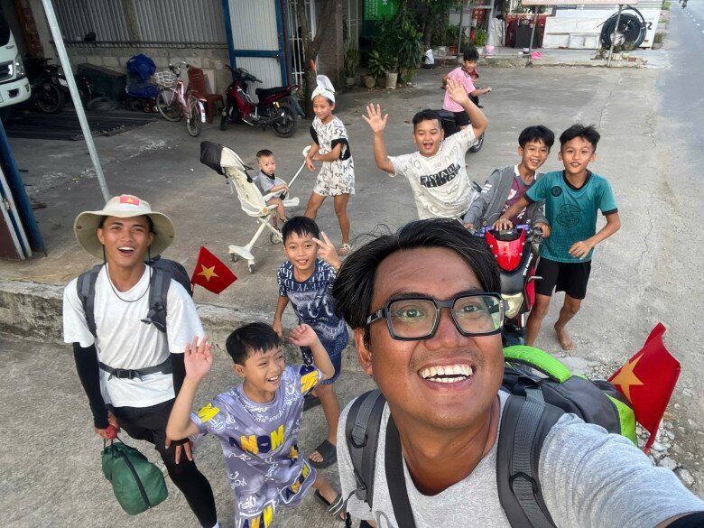 Cả hai cho biết không bao giờ hối hận về hành trình này vì khi đến những tỉnh thành khác nhau, Duy và Tú luôn nhận được tình yêu thương, chào đón từ người lớn đến trẻ nhỏ.