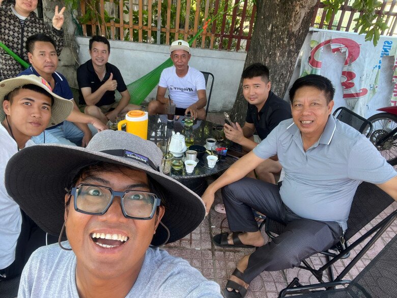 Nhờ những sự giúp đỡ, động viên từ bà con mà cả hai thanh niên mới có thêm động lực để vượt qua những thử thách về hành trình dài và thời tiết nắng mưa thất thường.