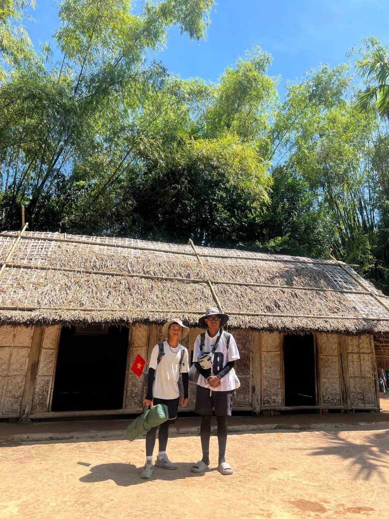 Cả hai đôi khi phải đối mặt với cái nắng như thiêu như đốt của miền Trung, có lúc lên đến 40 độ C. Hơi nóng từ mặt đường nhựa phả lên hầm hập khiến cả hai kiệt sức, phải dừng nghỉ liên tục. 