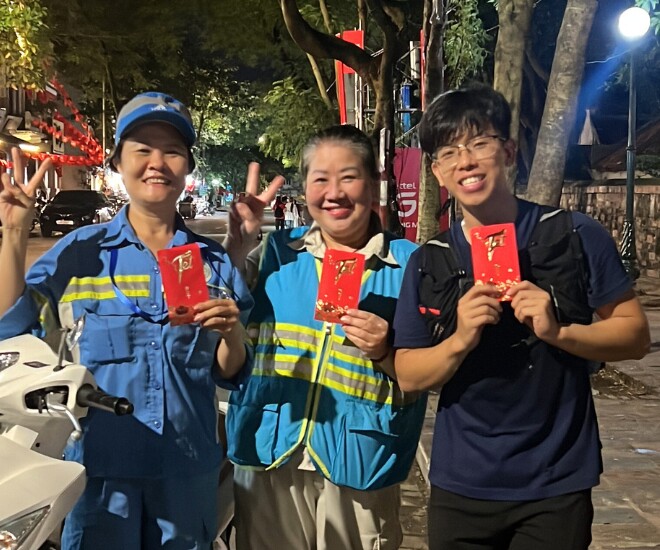 Vinh còn gửi những phần quà nhỏ để tri ân sự vất vả thầm lặng của các cô nhân viên đội môi trường thực hiện nhiệm vụ dọn dẹp vệ sinh đường phố.