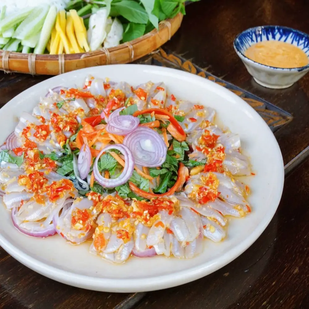 Cá mai thuộc họ cá trích, thân nhỏ, trắng trong, thịt mềm, ngọt và đặc biệt không tanh như các loại cá sống khác.