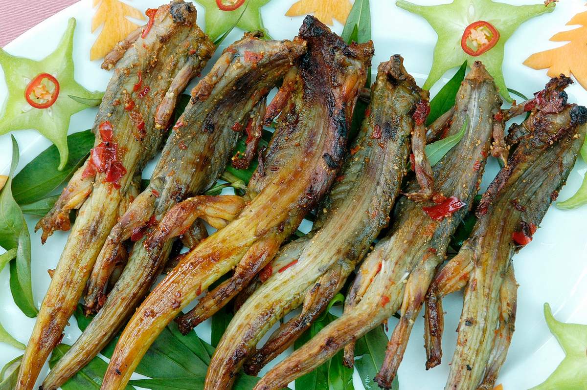 Sau khi làm sạch, dông được thui qua lửa để khử mùi và giữ lại lớp da mỏng, sau đó tẩm nhẹ muối ớt hoặc để nguyên con, đặt lên vỉ than hồng nướng đến khi da cháy xém, tỏa mùi thơm lừng.