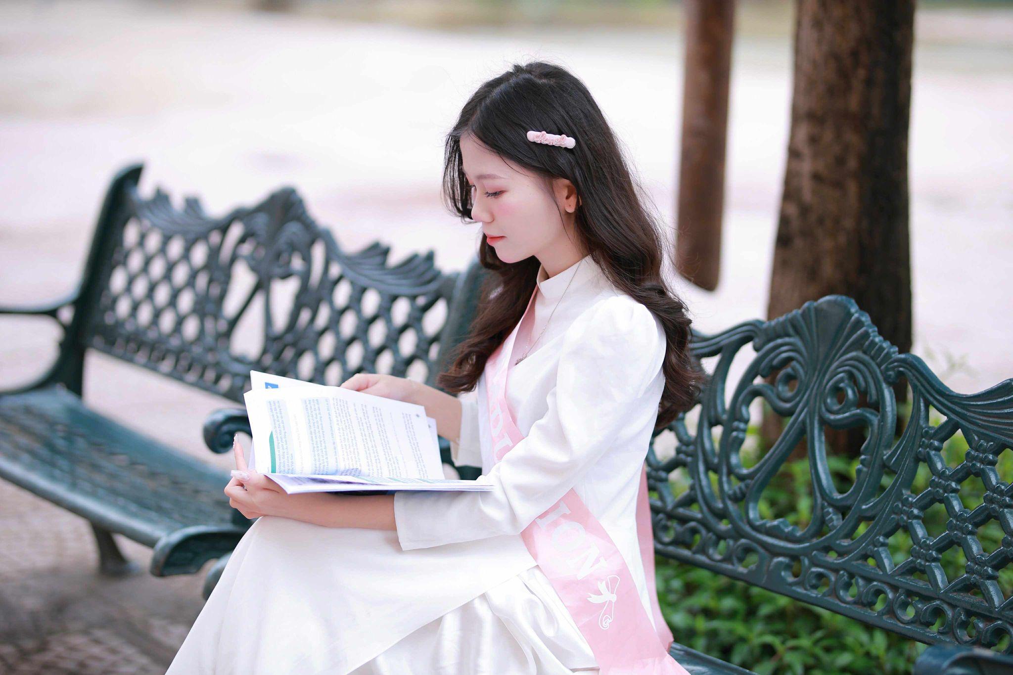 Á khoa xinh đẹp ước mơ trở thành cô giáo, sau này gieo chữ, gieo tri thức cho thế hệ trẻ ở bản làng mà mình sinh ra.