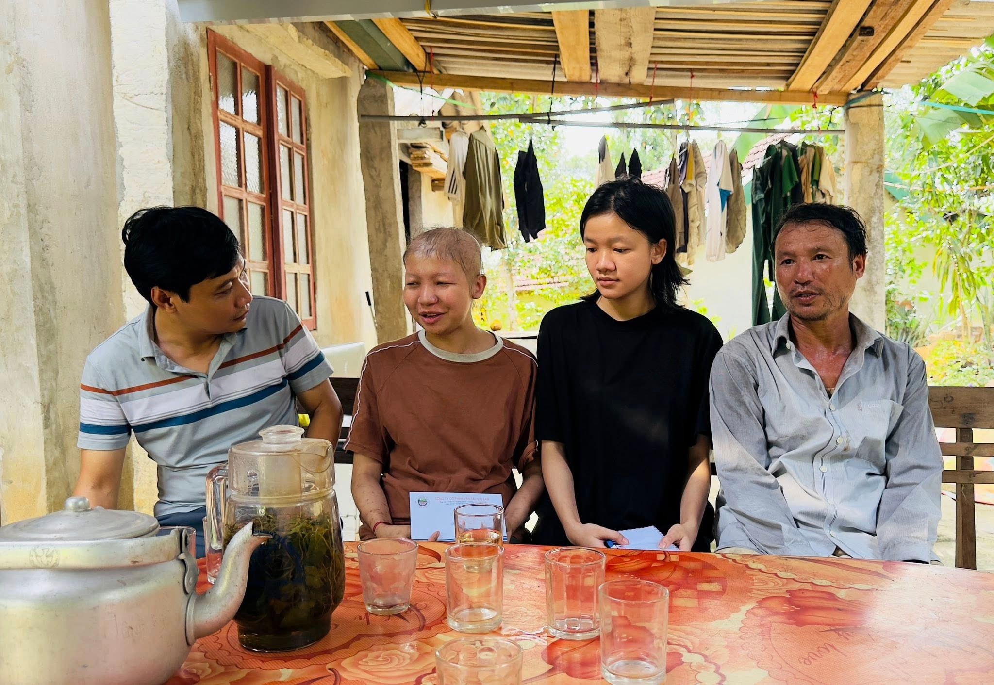 Từ ngày chị của Ánh phát hiện bị căn bệnh hiểm nghèo, gia đình của nữ sinh càng thêm áp lực về kinh tế.