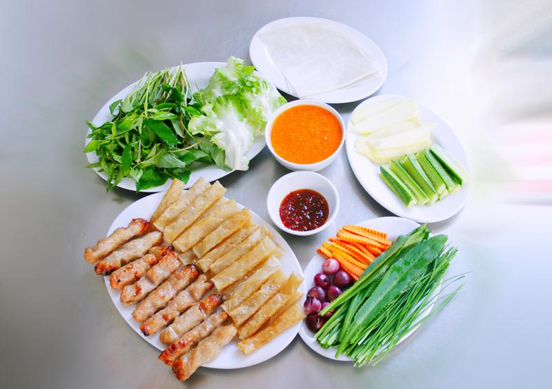 Khi đến Dốc Lết bạn nên thử đặc sản nem nướng trứ danh ở đây.