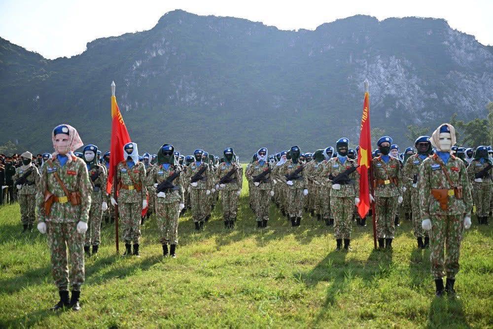 Đây cũng chính là hình ảnh thể hiện rõ nhất cho tinh thần kiên cường và chuyên nghiệp của các nữ chiến sĩ.