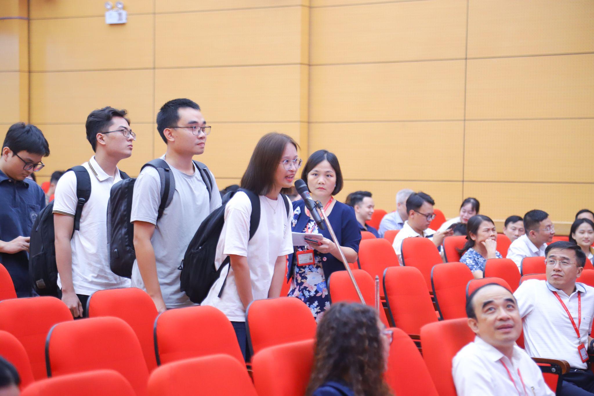 Suy đi tính lại, cuối cùng Huyền quyết định chọn Tâm thần, một môn mà cô đã từng có cơ hội tiếp xúc khi học năm 5, đồng thời lại được miễn học phí, giảm bớt gánh nặng cho gia đình.