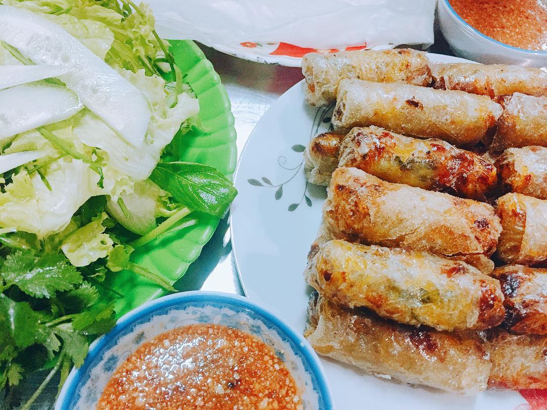 Tuy cách làm chả dông không quá cầu kỳ, nhưng mỗi công đoạn lại đòi hỏi sự khéo léo và tinh tế để giữ trọn hương vị tự nhiên của loài vật sống trên nền cát nóng miền Trung.