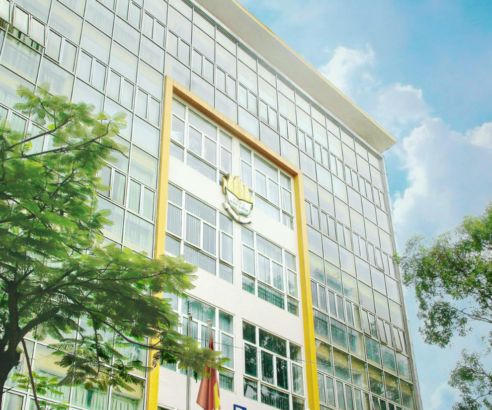 Trường THPT Kim Liên hiện đại, khang trang với các phòng học đạt chuẩn, trang bị đủ TV, máy chiếu để giáo viên, học sinh thuận tiện hơn trong việc giảng dạy, học tập.