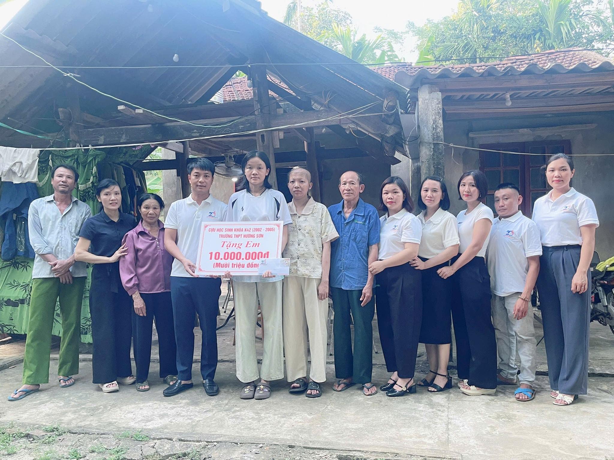 Gia đình của Ánh được nhiều mạnh thường quân đồng hành hỗ trợ, tiếp thêm động lực để nữ sinh chinh phục giấc mơ đặt chân đến giảng đường đại học.