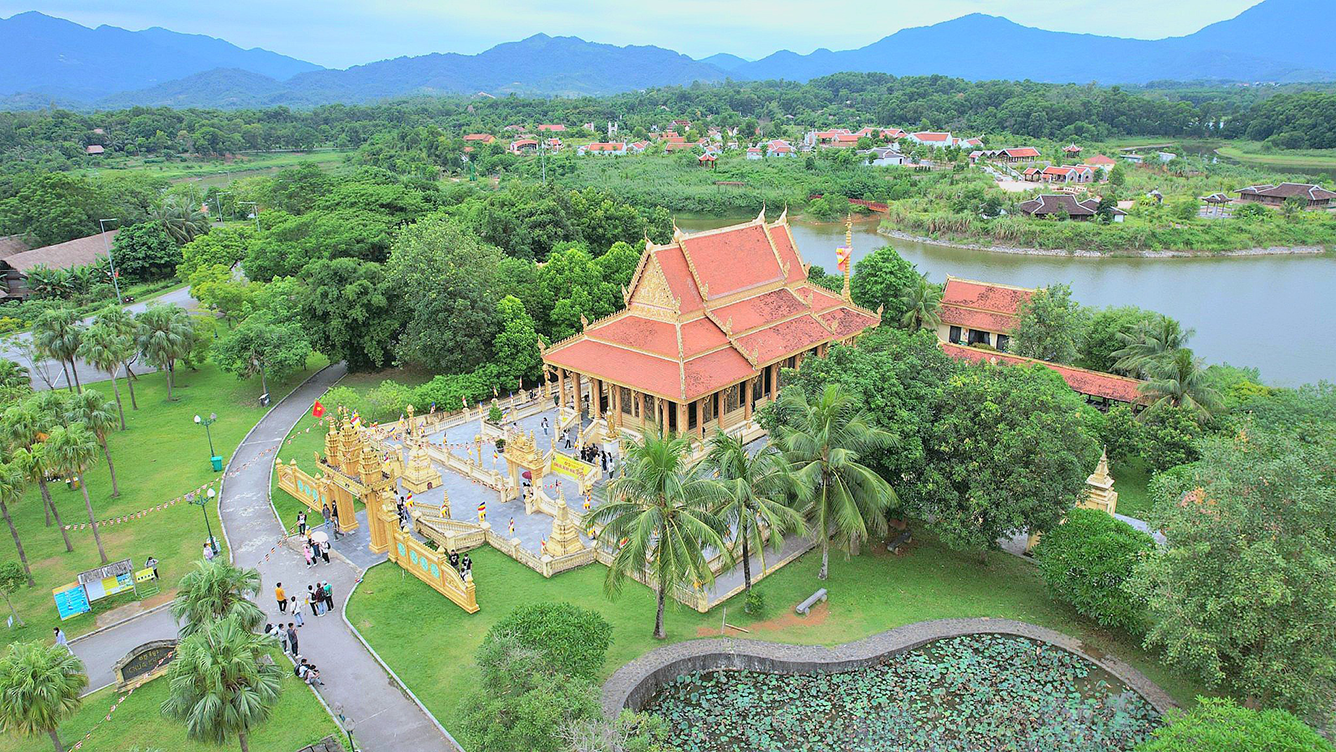 Làng Văn hóa - Du lịch các dân tộc Việt Nam là một “Việt Nam thu nhỏ” với diện tích hơn 1.500 ha, tái hiện không gian văn hóa, kiến trúc, đời sống của 54 dân tộc anh em.