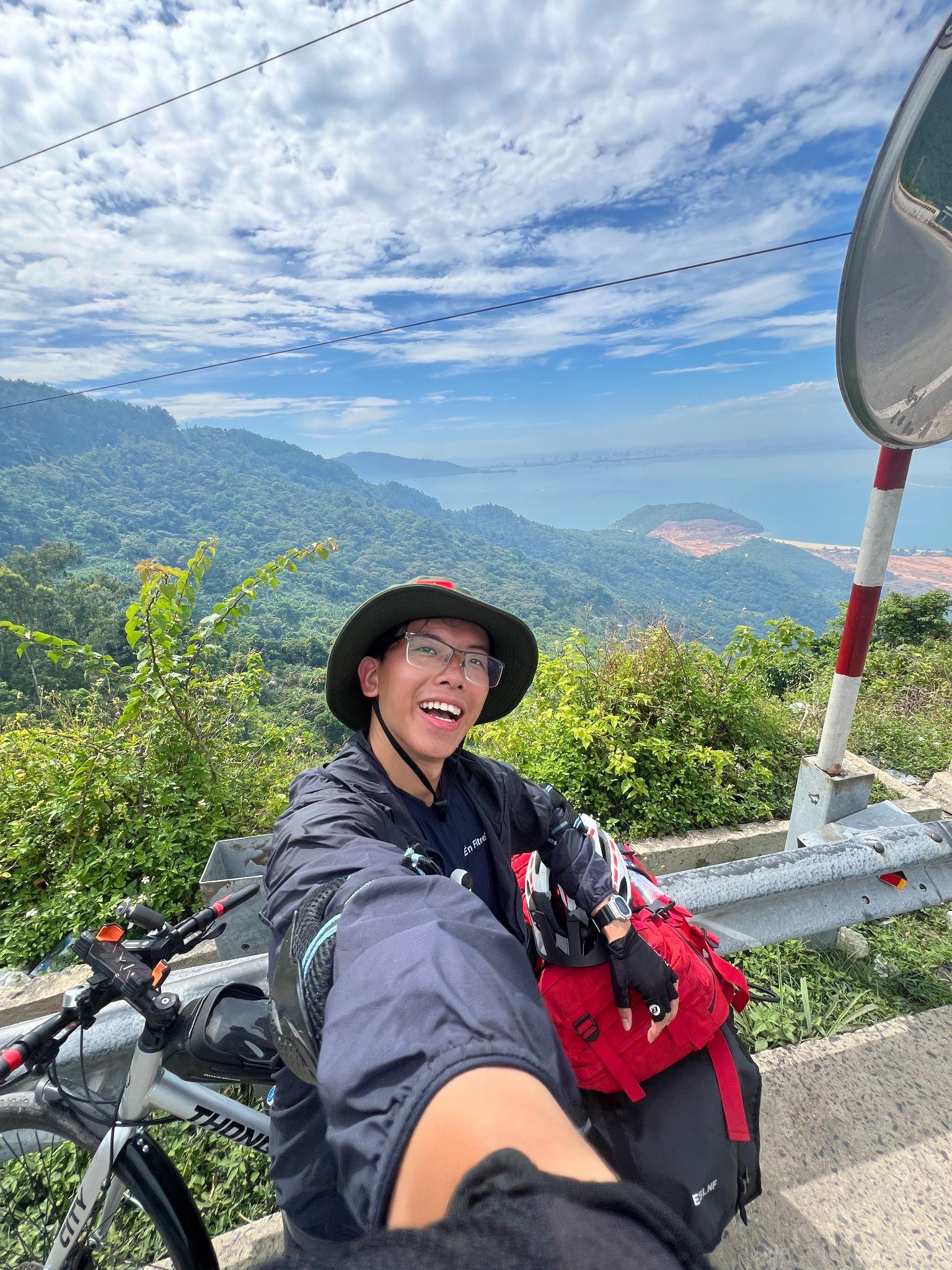 Khi quyết định lựa chọn di chuyển bằng xe đạp, anh Vinh mong muốn sẽ được ngắm khung cảnh Việt Nam, những địa điểm du lịch nổi tiếng bằng khoảng cách gần nhất.