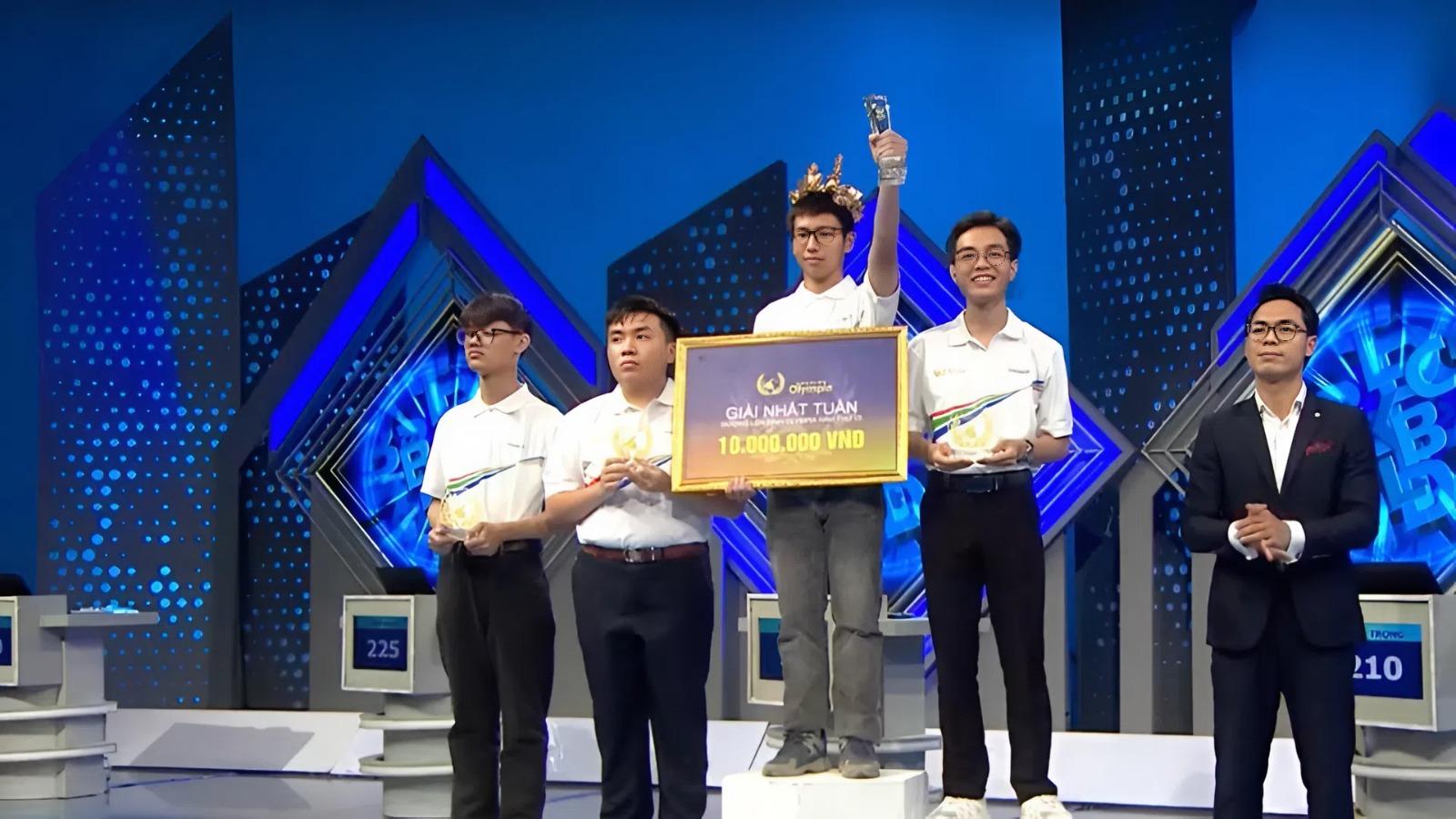 Thí sinh đến từ THPT Chuyên Nguyễn Huệ (Hà Nội) xuất sắc giành vòng nguyệt quế.