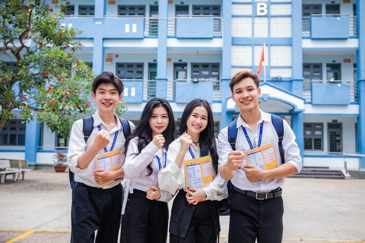 Đối với sinh viên nhóm ngành ngoại ngữ thì công việc phiên dịch tranh, truyện hay phim ảnh là cơ hội để cọ xát với thực tế.