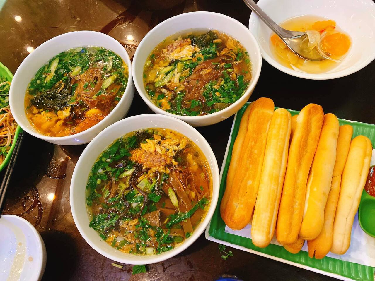 Với tuổi đời trên 50 năm, Bánh đa cua Bà Cụ không chỉ là một quán ăn, mà còn là điểm hẹn văn hóa, nơi lưu giữ tinh hoa ẩm thực đất cảng qua nhiều thế hệ.