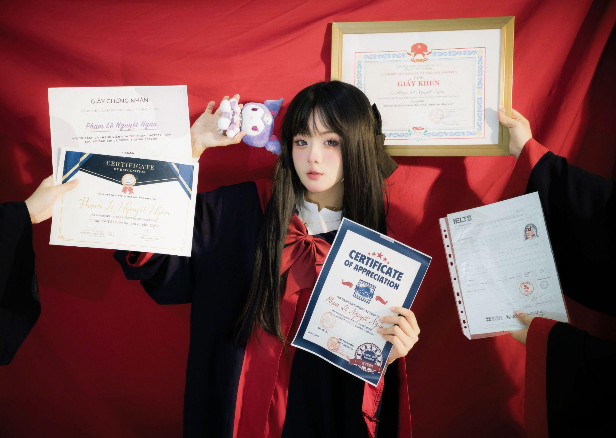 Nguyệt Ngân sở hữu thành tích đáng ngưỡng mộ, chứng chỉ ngoại ngữ IELTS 8.0, Giải khuyến khích cuộc thi vô địch tin học văn phòng thế giới - Khu vực Đồng bằng Sông Cửu Long năm 2025 và là thủ khoa kỳ thi THPT QG khối D14 tỉnh An Giang.