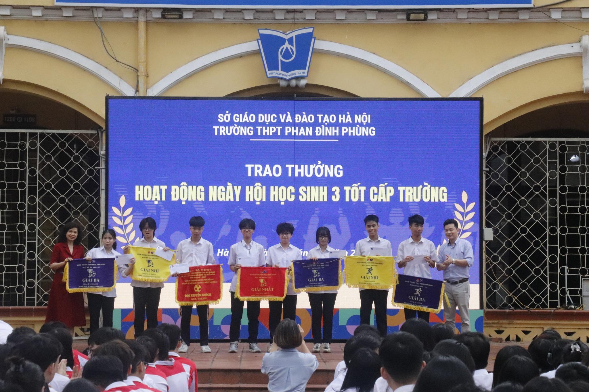Trường THPT Phan Đình Phùng luôn khích lệ, khen thưởng cho học sinh có thành tích tốt, ấn tượng để tiếp sức và truyền động lực để các bạn phấn đấu.