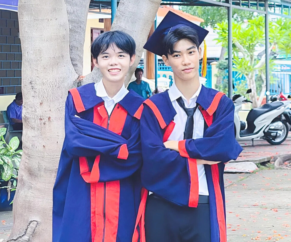  Vĩ Quốc (trái) cho biết không có phương pháp học tập đặc biệt mà phần lớn dựa vào sự chăm chỉ luyện giải đề và tập trung cao độ trong giai đoạn nước rút. Bên cạnh đó, khi thử sức với nhiều dạng bài tập khác nhau, Vĩ Quốc nhận ra điểm nào mạnh, điểm nào yếu của bản thân để rèn luyện, trau dồi kiến thức cho hoàn chỉnh.
