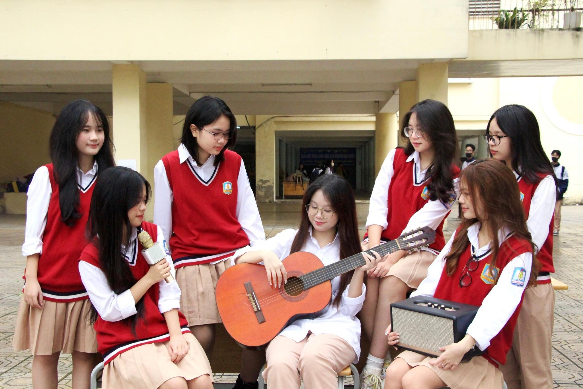 Không chỉ có thành tích học tập ấn tượng, Hhọc sinh trường THPT Nguyễn Gia Thiều còn thích cực tham gia trong hoạt động văn thể mỹ.