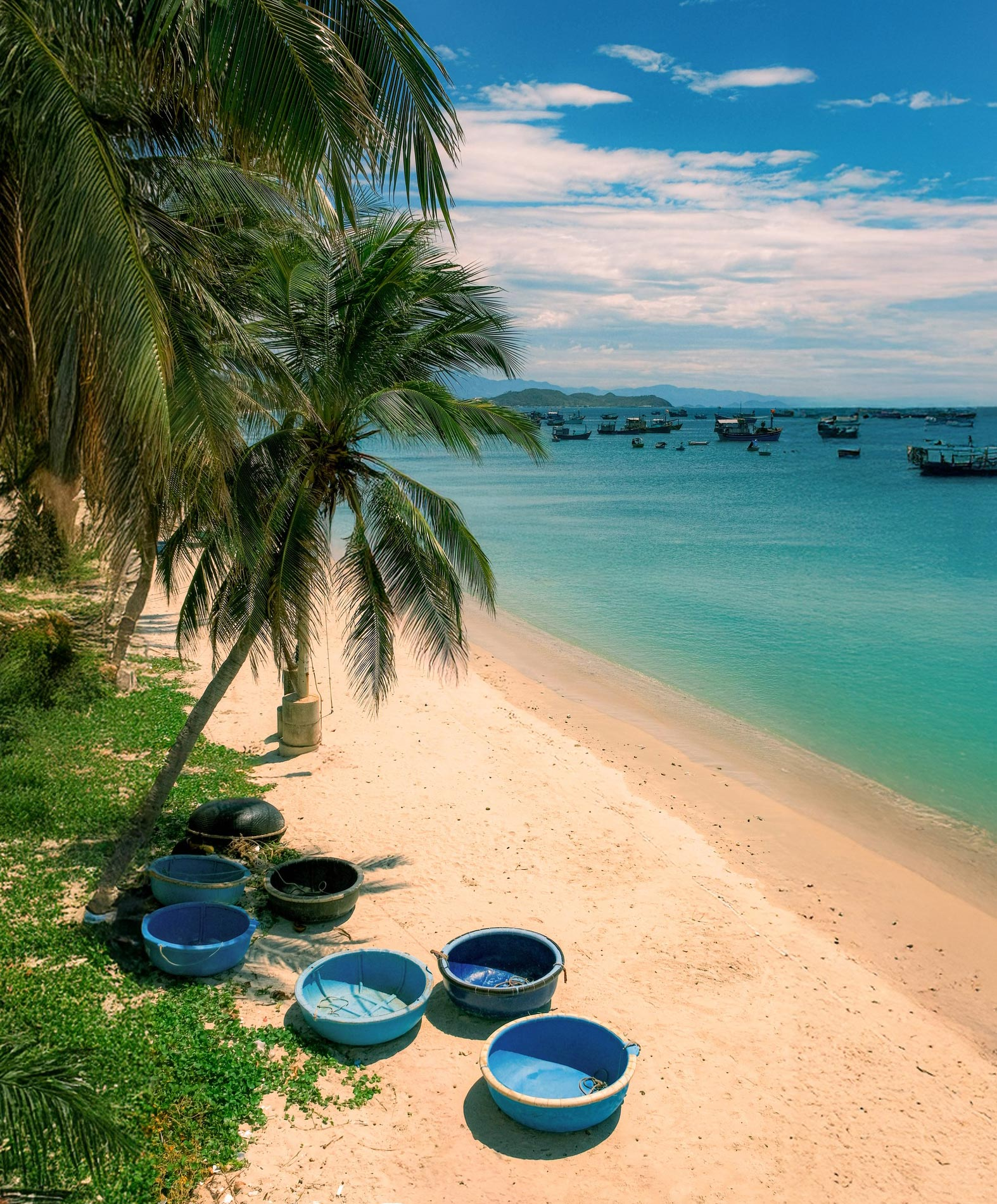 Không chỉ là nơi nghỉ dưỡng, Dốc Lết còn mang đến nhiều trải nghiệm thú vị. Một trong những hoạt động được yêu thích là tắm biển. Nhờ đặc trưng nước nông, thoải dài, trẻ nhỏ hay người lớn đều có thể thoải mái bơi lội mà không quá lo lắng về độ sâu.