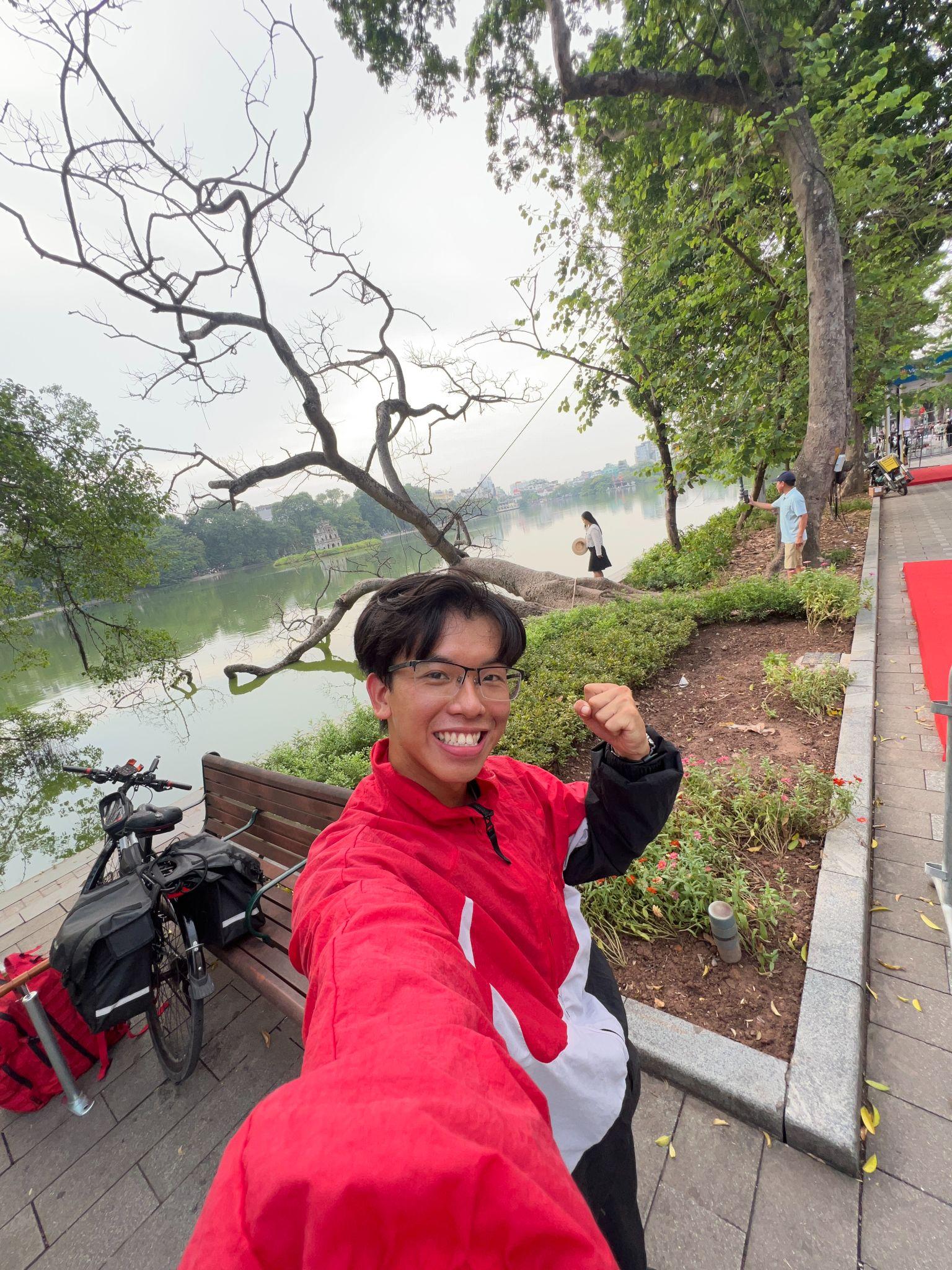 Anh Vinh háo hức chờ đợi xem những phần diễu binh, diễu hành hào hùng, uy nghiêm.