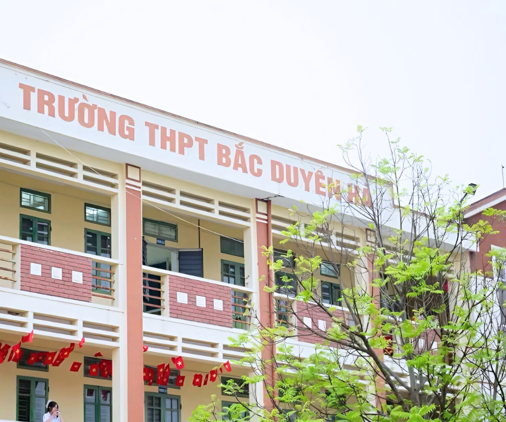 Trường được đầu nhiều tỷ đồng để xây dựng cơ sở vật chất khang trang, hiện đại phục vụ nhu cầu học tập, nghiên cứu của học sinh.