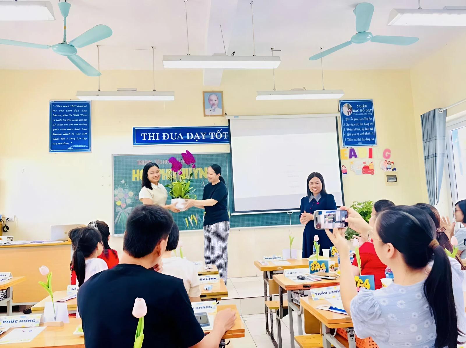 Không chỉ là sự tinh tế, khéo léo mà đằng sau sự cầu kỳ chuẩn bị cho buổi họp phụ huynh là sự trách nhiệm của nghề giáo viên.