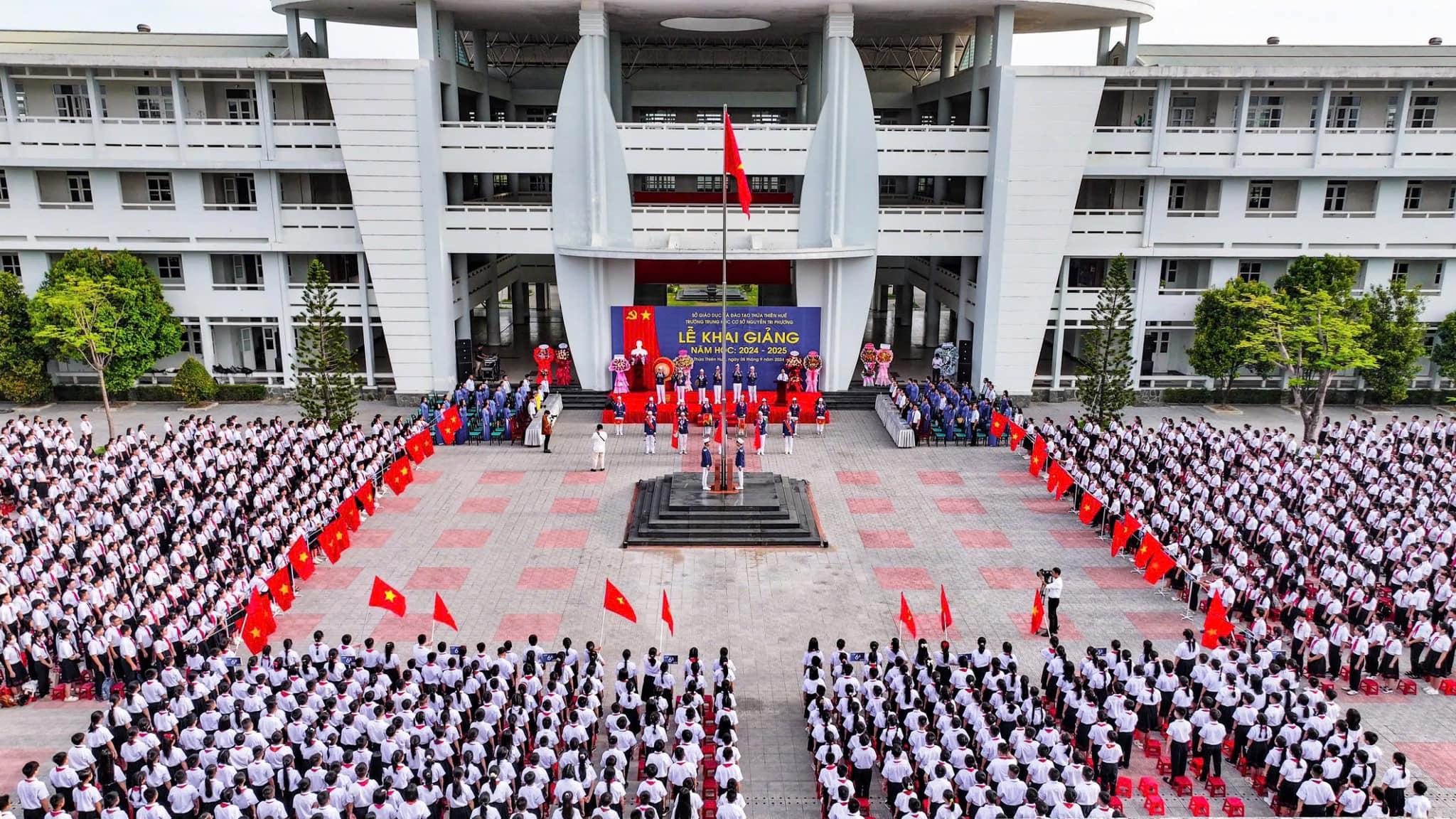 Năm 2025, trường tuyển sinh 360 chỉ tiêu cho 8 lớp tiếng Anh và 1 lớp tiếng Pháp. Với hơn 1500 thí sinh tham gia, tỉ lệ chọi trong kỳ tuyển sinh vừa qua lên đến 1/3 (tương đương 3 thí sinh thi chỉ có 1 người đậu).