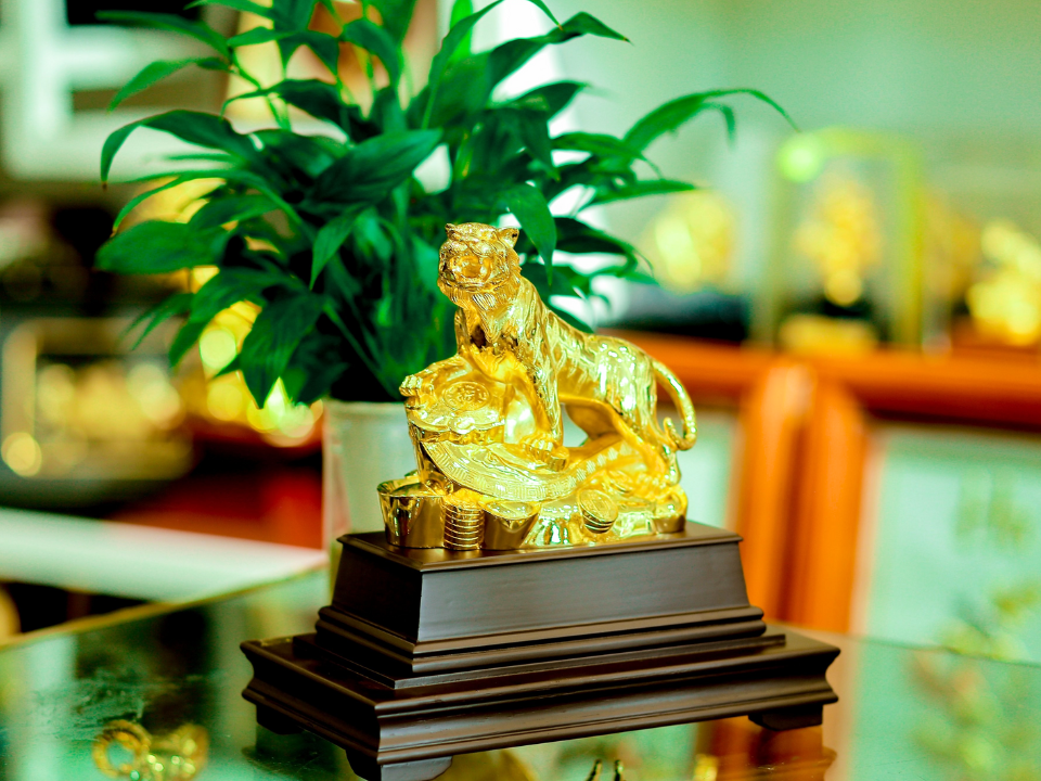 Một lưu ý quan trọng là đặt sai hướng có thể làm suy giảm công năng của vật phẩm, thậm chí gây tác động bất lợi. Do đó, người sử dụng nên tìm hiểu kỹ trước khi sắp đặt để phong thủy thực sự trở thành nguồn trợ lực cho con đường tài lộc và sự nghiệp.