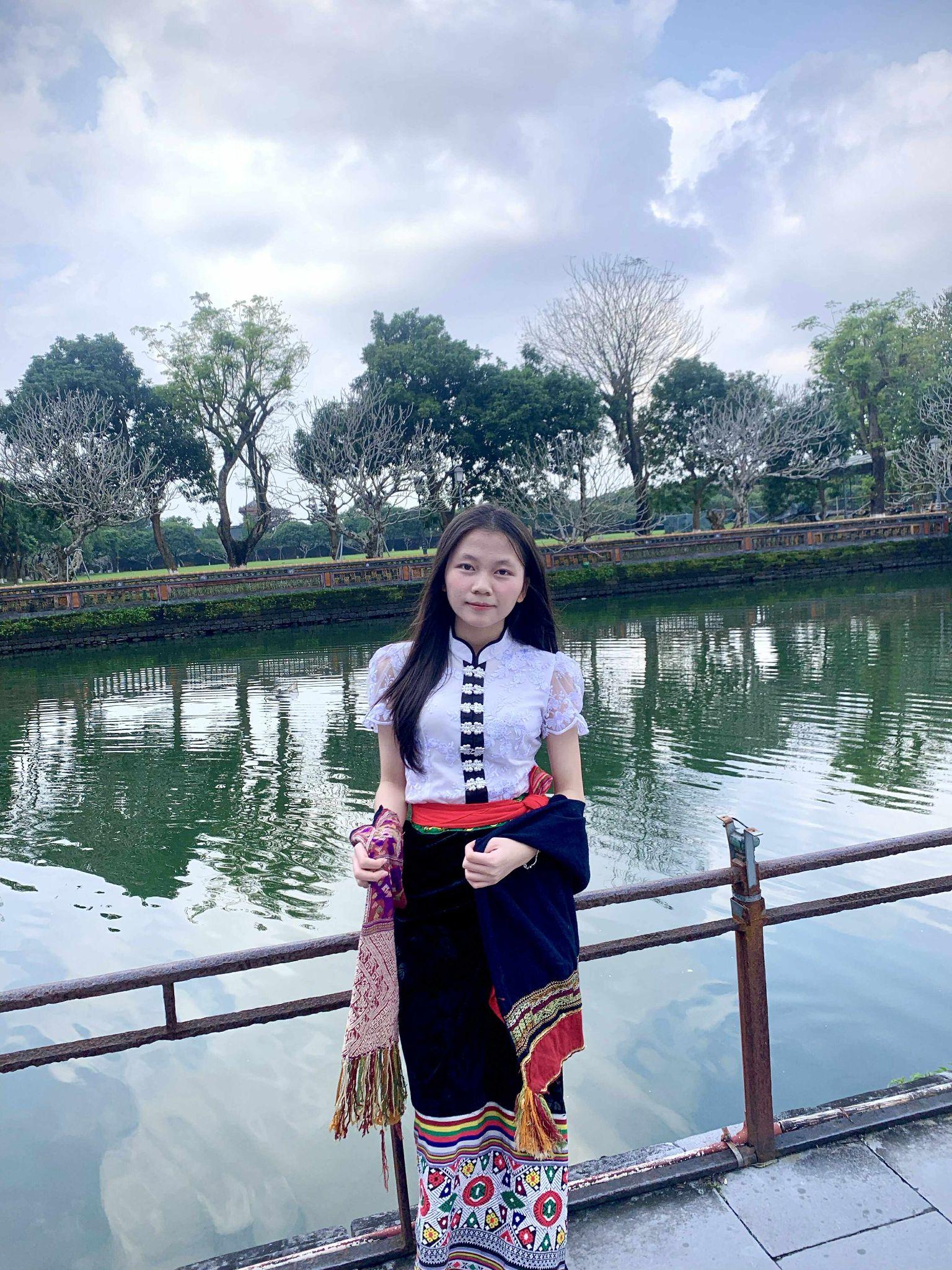Sinh ra trong một gia đình thuần nông ở bản Mường Cạt, bố mẹ quanh năm làm nương rẫy, Nguyệt Nhi thấu hiểu được sự cực khổ của bố mẹ khi lo hai chị em ăn học. Thành tích đạt được hôm nay tất cả nhờ sự chăm chỉ, miệt mài đọc sách vở và tự học trên mạng xã hội. Nữ sinh không đi học thêm, cũng không đăng ký bất kỳ khóa học online nào.