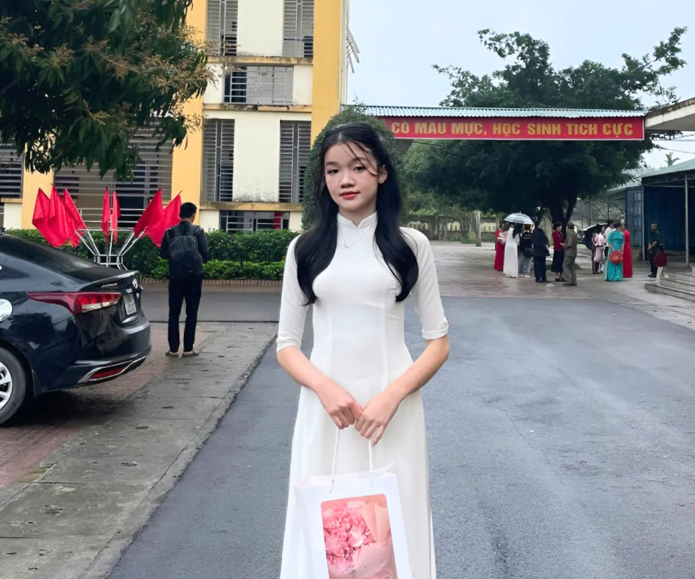 Nữ sinh đạt 28 điểm ở tổ hợp khối C00 (Văn - Sử - Địa), là thủ khoa của trường THPT Hương Sơn (tỉnh Hà Tĩnh).