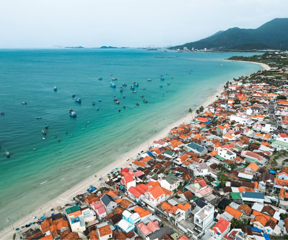 Tên gọi “Dốc lết” bắt nguồn từ địa hình nơi đây. Muốn ra được biển, bạn phải vượt qua những triền cát dài, mỗi bước chân như bị níu lại. Cảm giác “lết từng bước” trên cát chính là trải nghiệm thú vị, cũng là lý do cái tên độc đáo này ra đời.