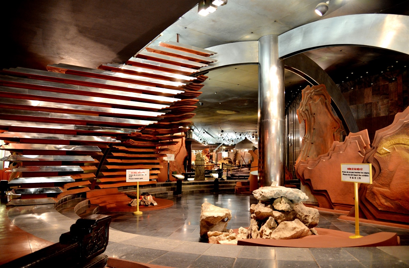 Không gian hào hùng bên trong bảo tàng.
