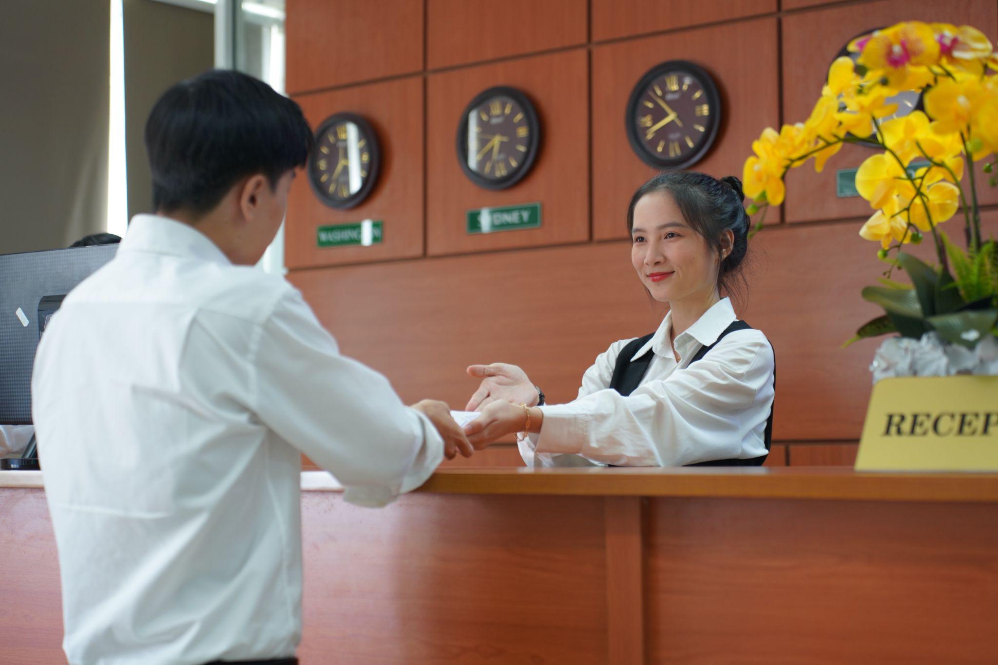 Lễ tân khách sạn là công việc có thể giúp sinh viên kiếm thêm thu nhập ổn định, có thể xoay ca làm việc, dễ dàng cân đối giữa việc học và làm.