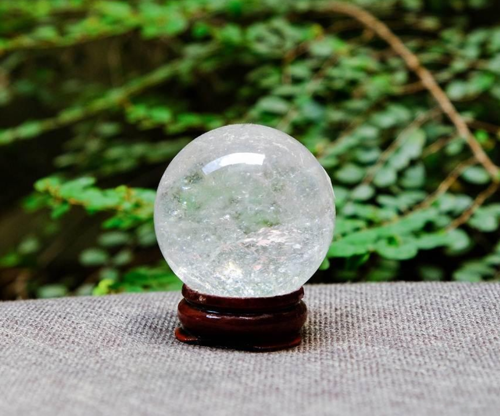 Việc lựa chọn màu sắc quả cầu phù hợp với mệnh của từng người cũng đóng vai trò quan trọng trong việc phát huy tối đa hiệu quả phong thủy.