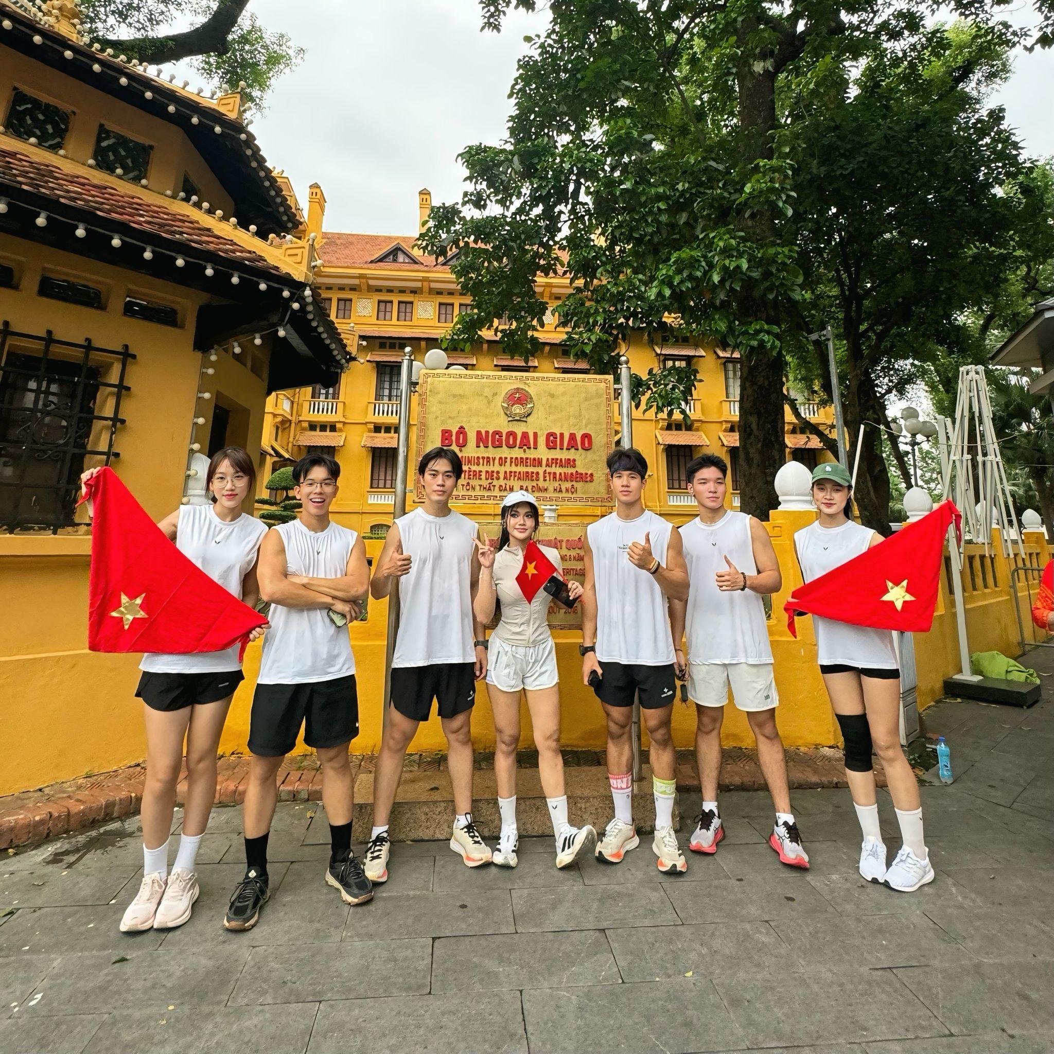 Đến Hà Nội dịp này, anh Vinh còn gặp gỡ những bạn trẻ có cùng đam mê thể thao, thể hình.