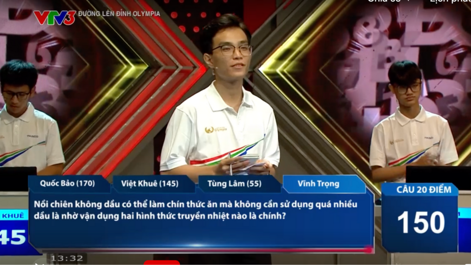 Nam sinh Tiền Giang được MC Khánh Vy khen ngợi vì xuất sắc giành trọn 60 điểm trong phần thi Về đích và tạm vươn lên dẫn đầu.