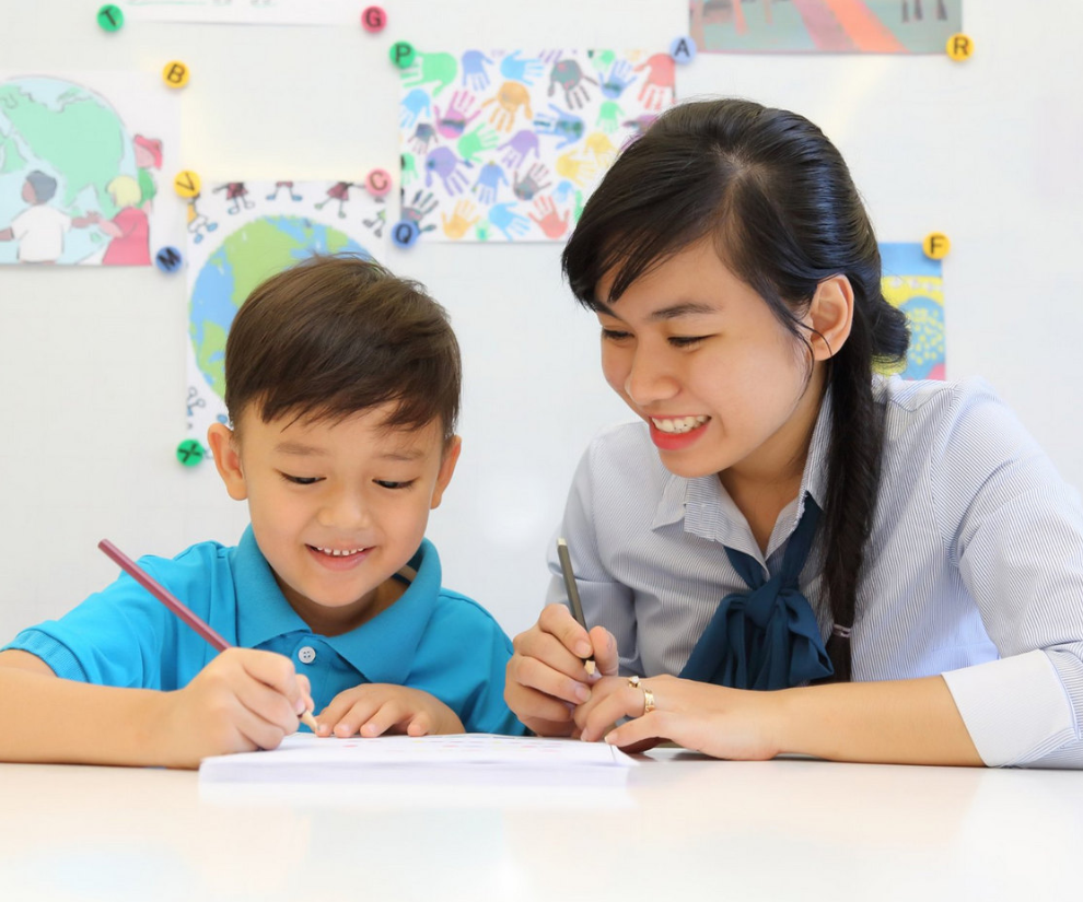 Gia sư là công việc phổ biến đối với sinh viên vì có thể tận dụng kiến thức tích lũy trong thời gian ngồi trên ghế nhà trường để rèn luyện, hướng dẫn các học sinh có nhu cầu được bồi dưỡng kiến thức.