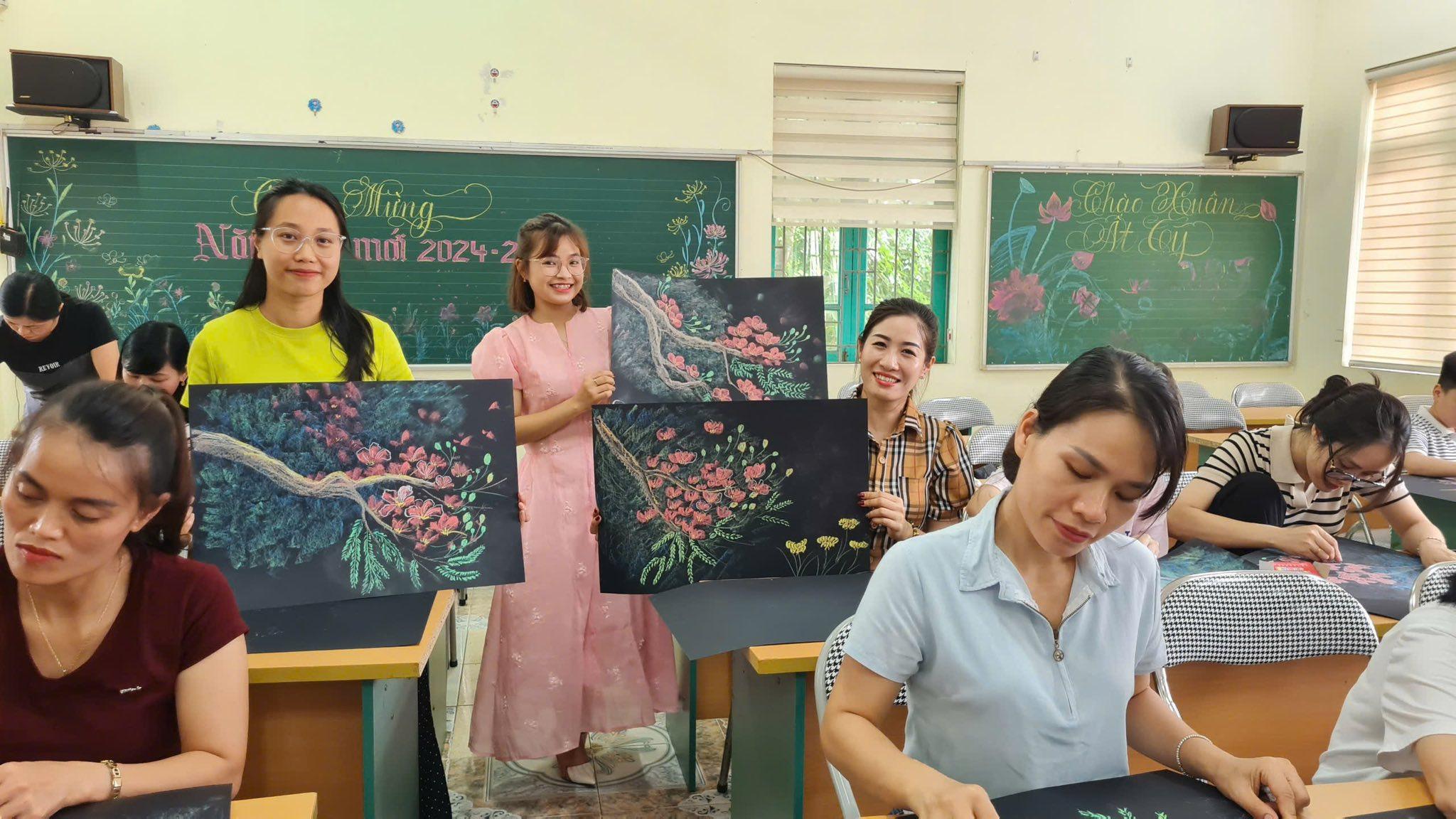 Nam giáo viên còn lan tỏa, truyền cảm hứng đến các đồng nghiệp để những chiếc bảng xanh không còn khô khan mà trái lại là sự sinh động, thu hút ánh nhìn từ học sinh.