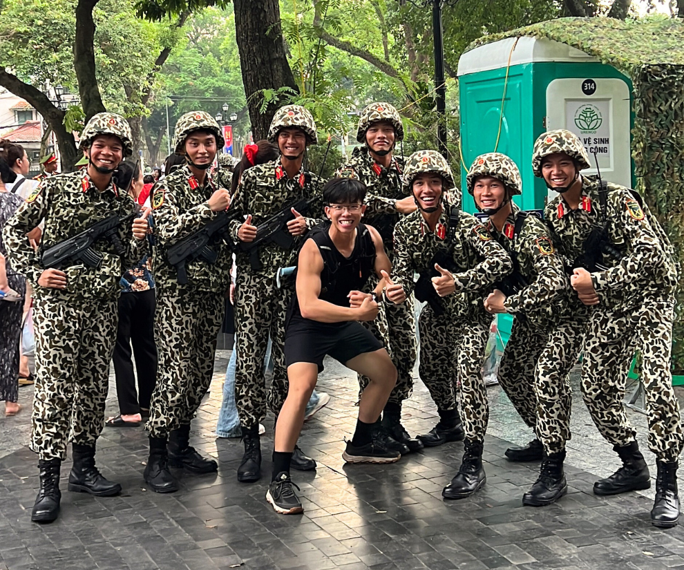 Anh Vinh kể thời điểm này ở Hà Nội đi đâu cũng thấy những lá quốc kỳ bay phấp phới, người dân đã sẵn sàng để hòa chung nhịp đập tự hào của buổi lễ kỷ niệm 80 năm ngày Quốc khánh 2/9.