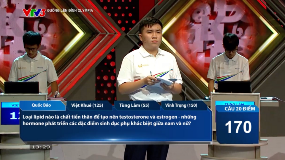 Chỉ có câu hỏi về Lịch sử, Quốc Bảo tận dụng thế mạnh của mình nên ghi được 20 điểm. Thế nhưng, ở câu hỏi về Toán Học, Quốc Bảo không đưa ra được câu trả lời đúng và Việt Khuê đã nhanh tay chớp lấy cơ hội.