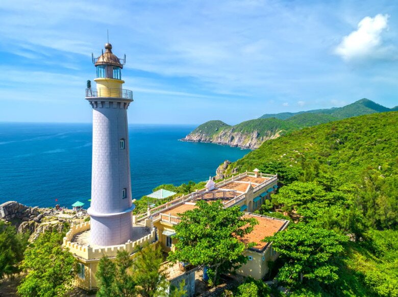 Ngọn hải đăng ở Mũi Điện sẽ là nơi du khách có thể ngắm nhìn được toàn cảnh khu vực này.