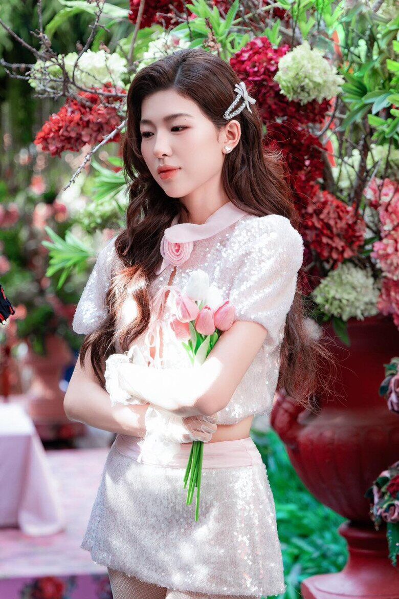 Lamoon - nữ ca sĩ đang gây dấu ấn ở chương trình Em xinh say hi là cựu học sinh chuyên Văn của trường.